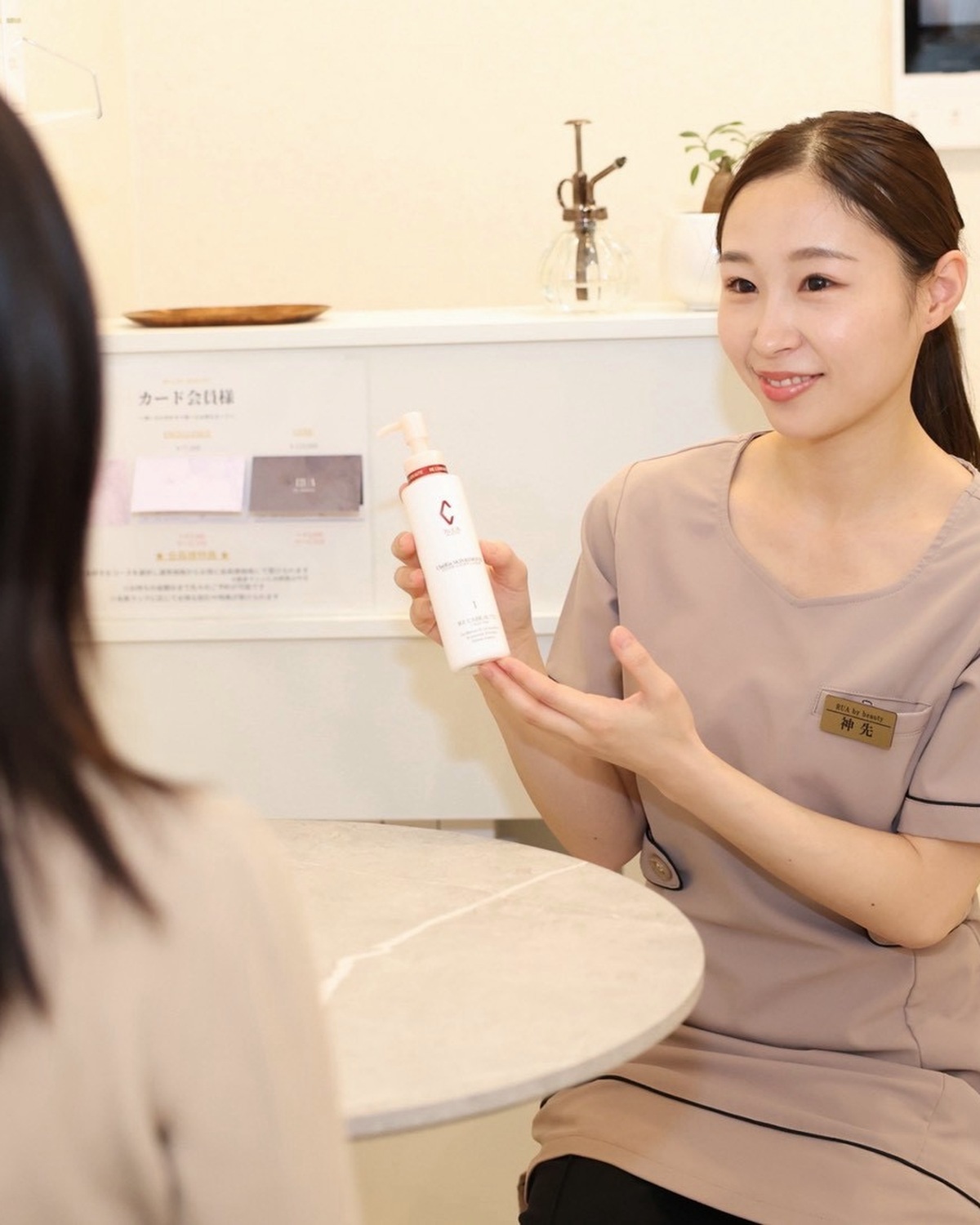 スタッフによるホームケア商品説明の様子